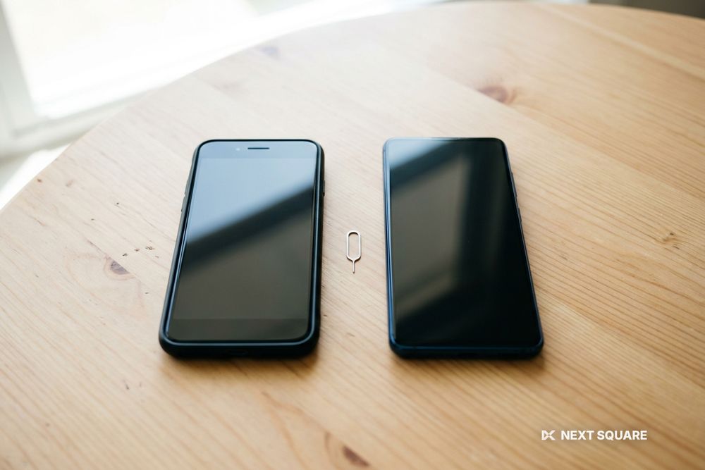 テーブルに並べた2台のスマートフォンのイメージ
