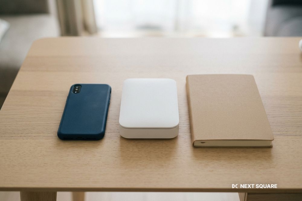机にスマートフォンとWi-Fiルーター、ノートを置いたイメージ